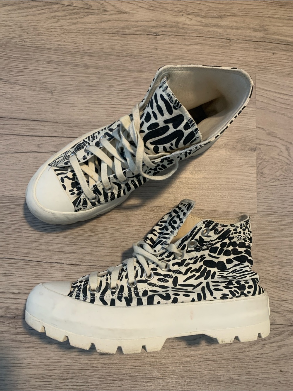 Women's converse Black & White High-Top platform Canvas Sneakers 9.5